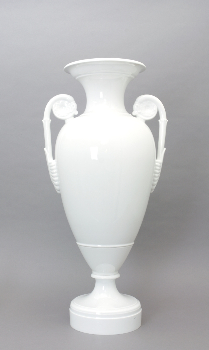 Vase, Bodenvase, KPM Berlin, 20. Jh. Vase nach dem Vorbild einer griechischen Amphore, mit Rosettenh - Auktionshaus Quentin Berlin