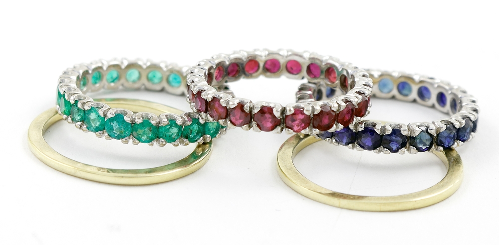 Auktionshaus Quentin Berlin  Schmuck Ringe  Memory-Ringe  750er WG. mit Rubinen  Saphiren  Smaragden  drei Stück  und zwei 585er GG. Abstandsringe