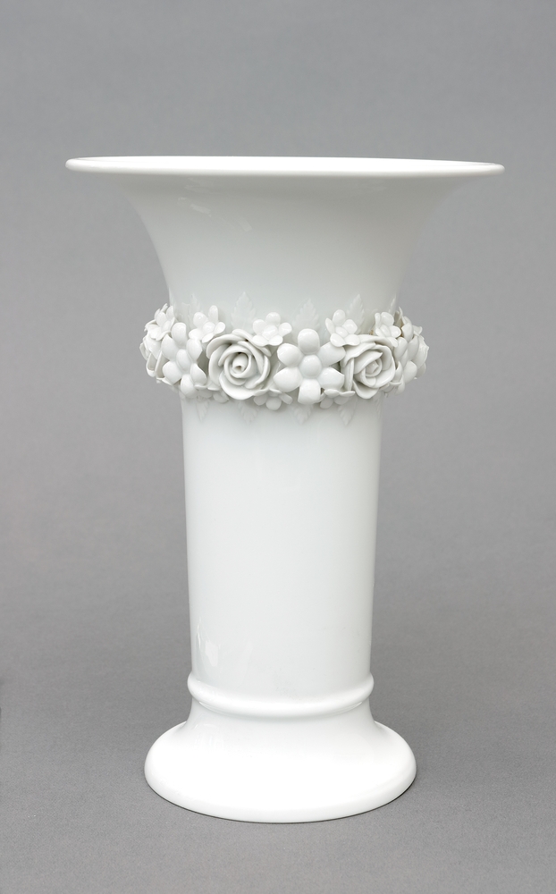 Auktionshaus Quentin Berlin  Porzellan / Fayence Vase  KPM Berlin  20. Jh.  Trompetenform mit Blütenkranz.
