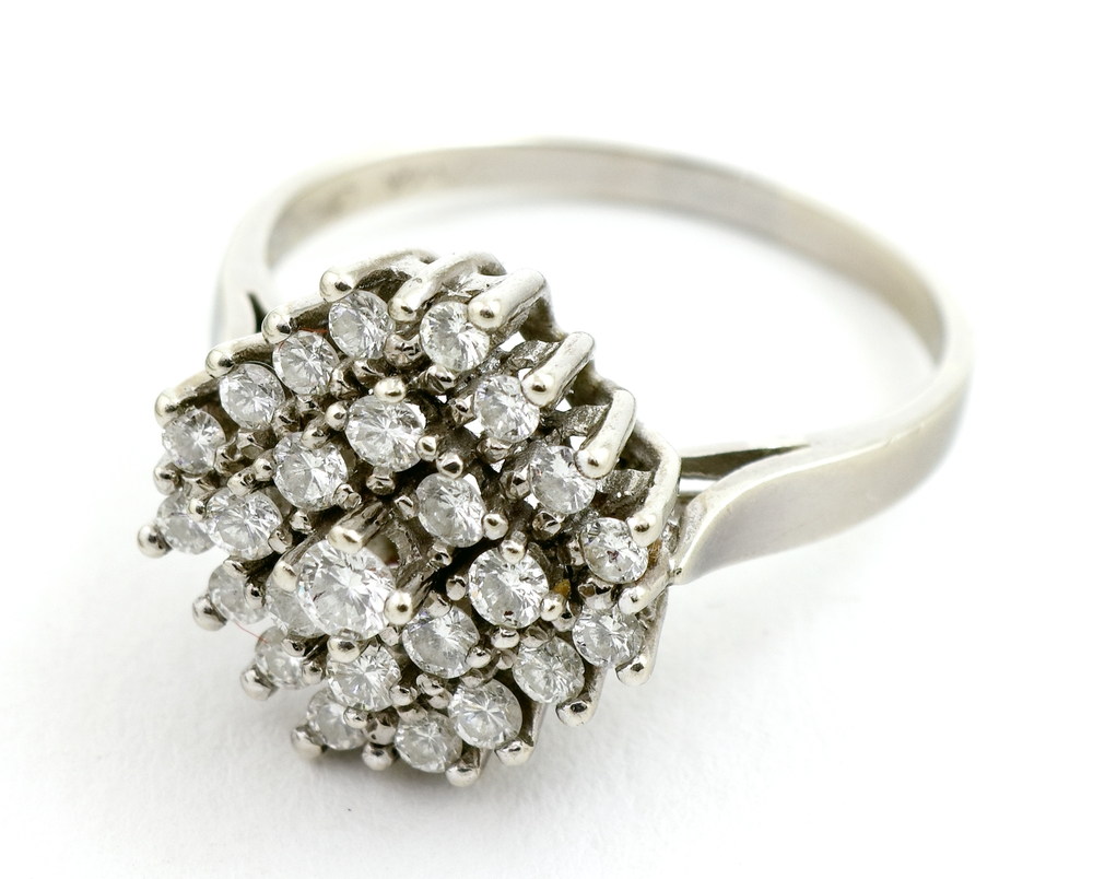 Auktionshaus Quentin Berlin  Schmuck Ring  585er WG.  besetzt mit 26 kleinen Diamanten