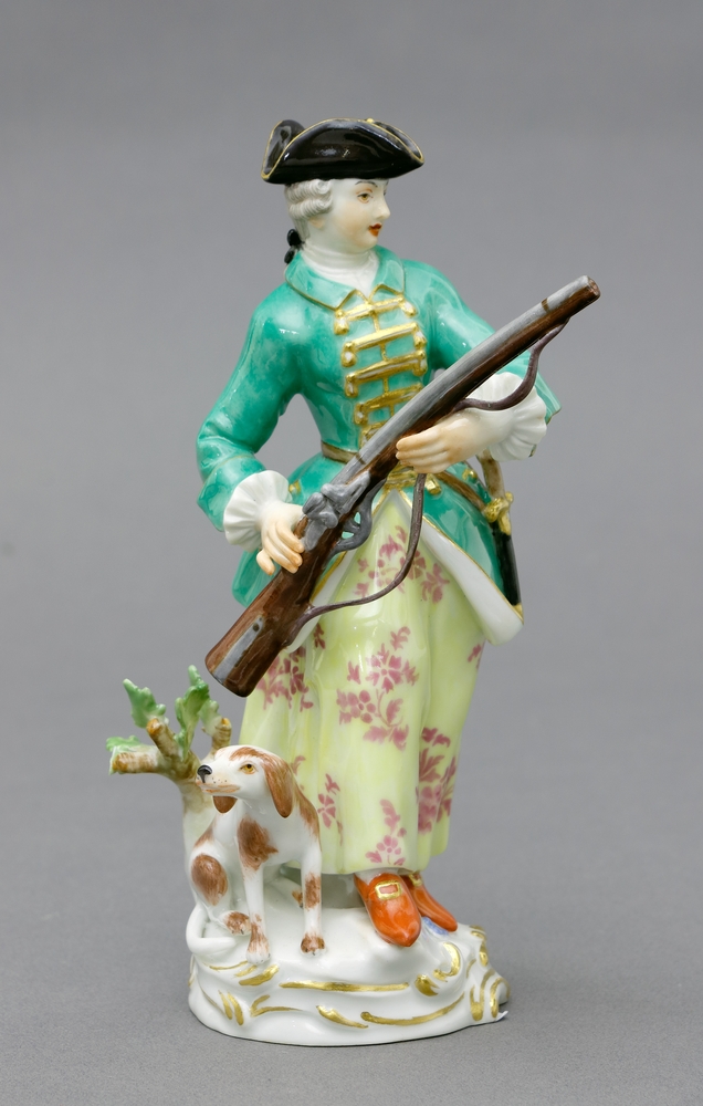Auktionshaus Quentin Berlin  Porzellan / Fayence Figur  Meissen  nach 1949  Jägerin mit Hund. Entwurf Friedrich Elias Meyer.