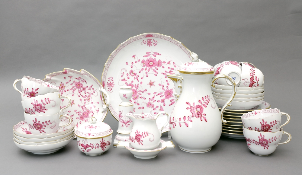 Auktionshaus Quentin Berlin  Porzellan / Fayence Kaffeeservice für neun Personen  Meissen  2. Hälfte 20. Jh.  ca. 34 Teile  Indisch Purpur