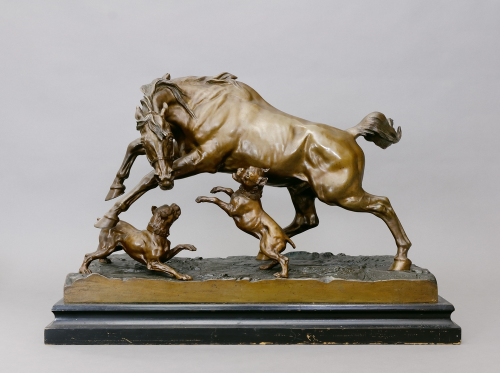 Auktionshaus Quentin Berlin  Skulptur Marazzani-Visconti  Lodovico Agostino  Junges Pferd mit zwei herum tollenden Hunden.