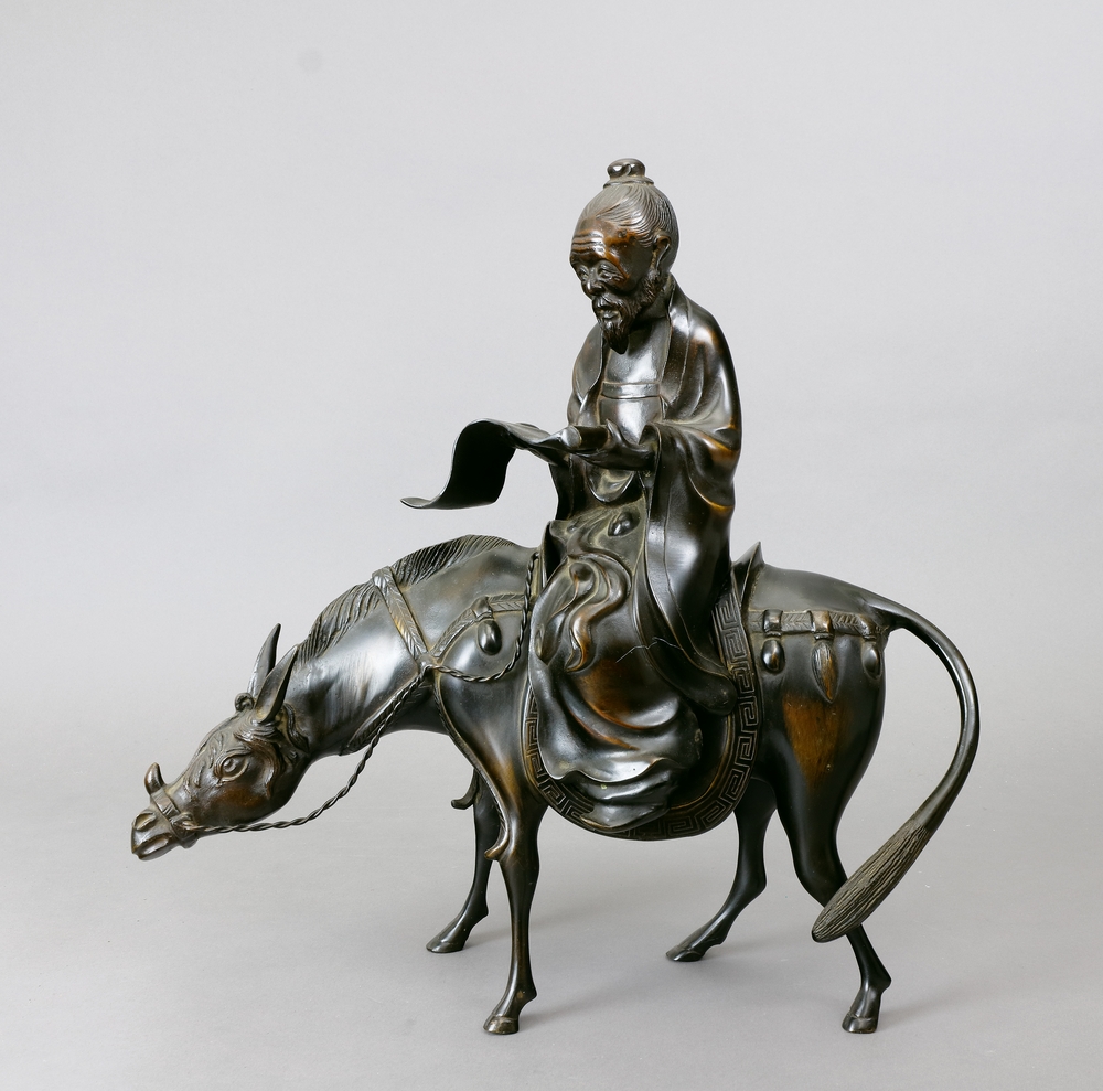 Auktionshaus Quentin Berlin  Asiatika Japan  Figurengruppe  Meiji  Mönch mit Rolle auf Maultier.