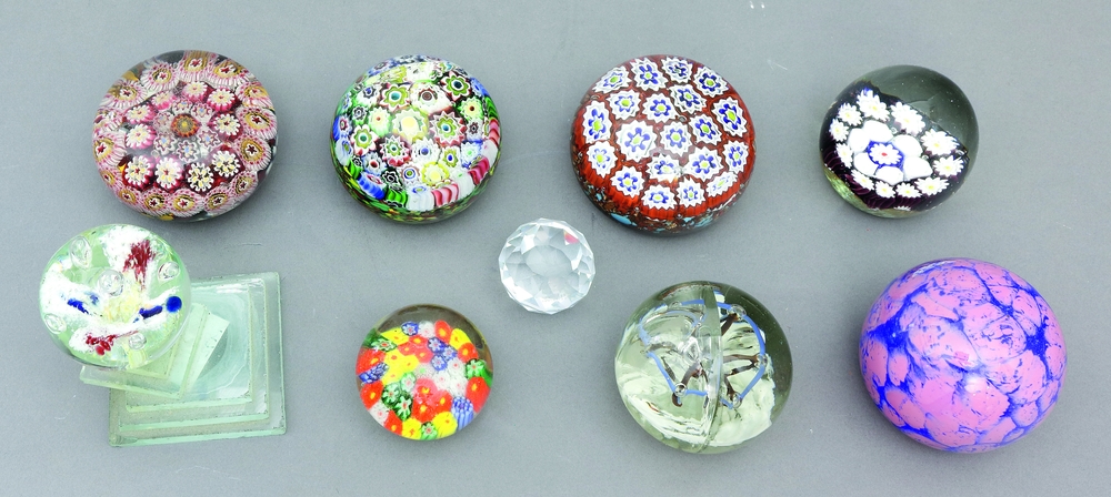 Auktionshaus Quentin Berlin  Glas Paperweights  Konvolut von 9 verschiedenen Stücken  Murano  Mille Fiori etc.