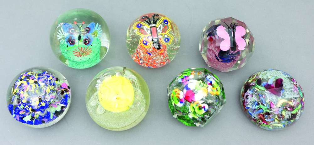 Auktionshaus Quentin Berlin  Möbel / Einrichtungsgegenstände Paperweights  Konvolut von 7 großen  Italien  Murano