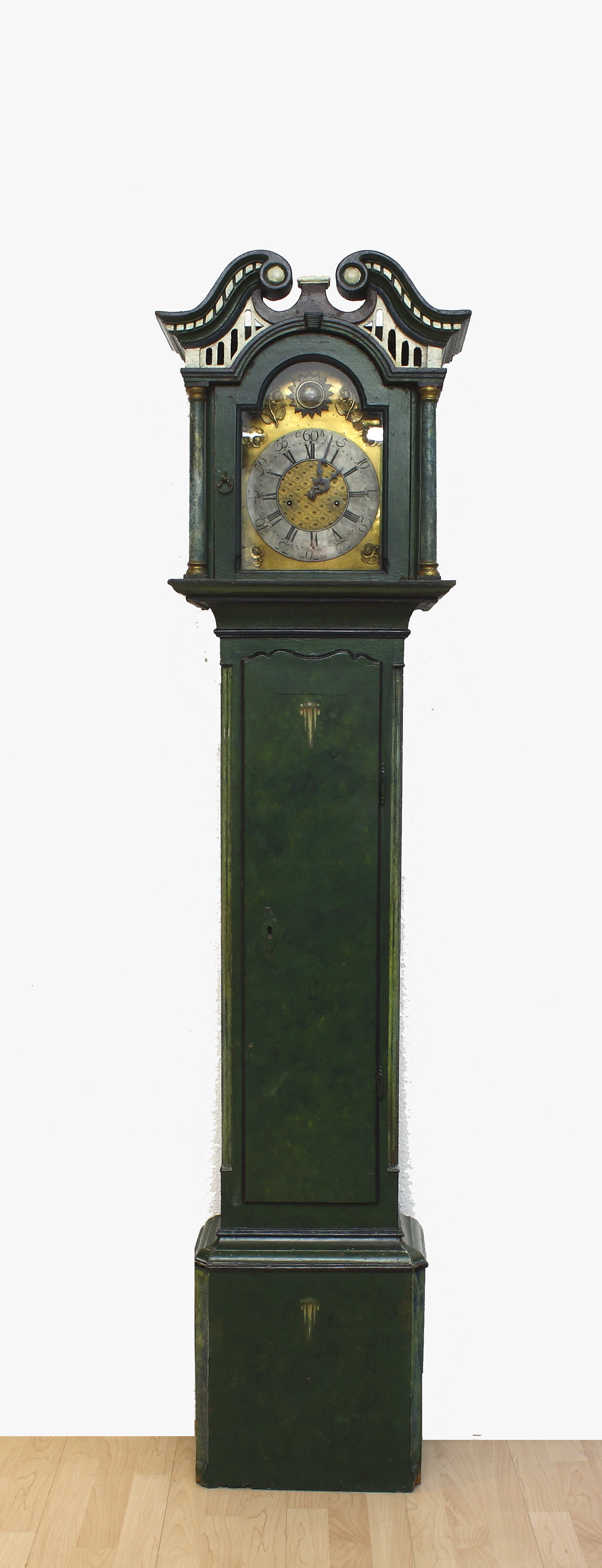 Auktionshaus Quentin Berlin Uhr  Standuhr  SÃ¼dlÃ¤ndisch  Ende 18. Jh. Gefasstes HolzgehÃ¤use  teilweise neuzeitlich Ã¼bergangen. Messingfront mit aufgelegtem Rosendekor.
