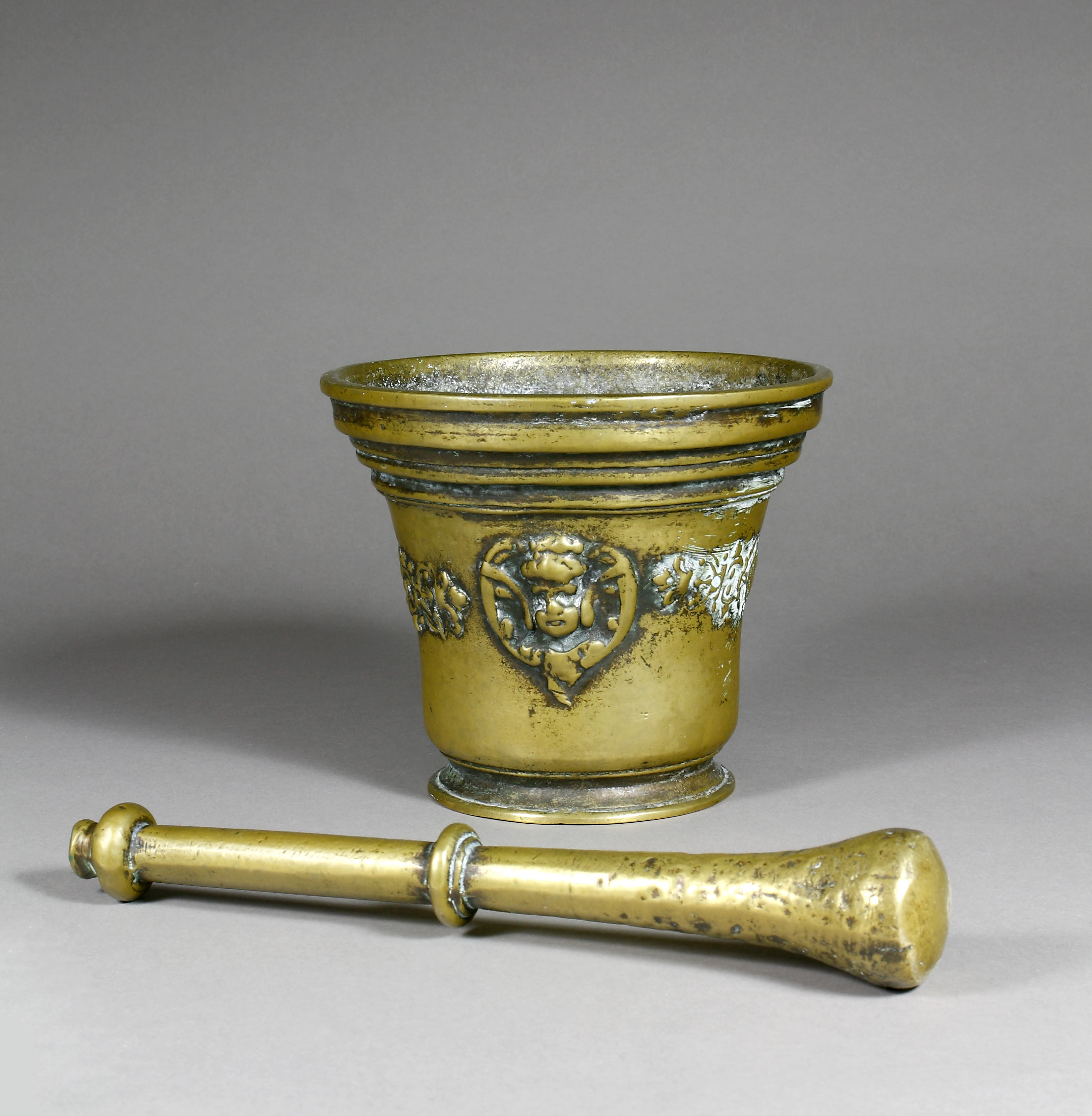 Auktionshaus Quentin Berlin  Kunstgewerbe Mörser mit Pistell  Bronzeguss  wohl 16. /17. Jh.