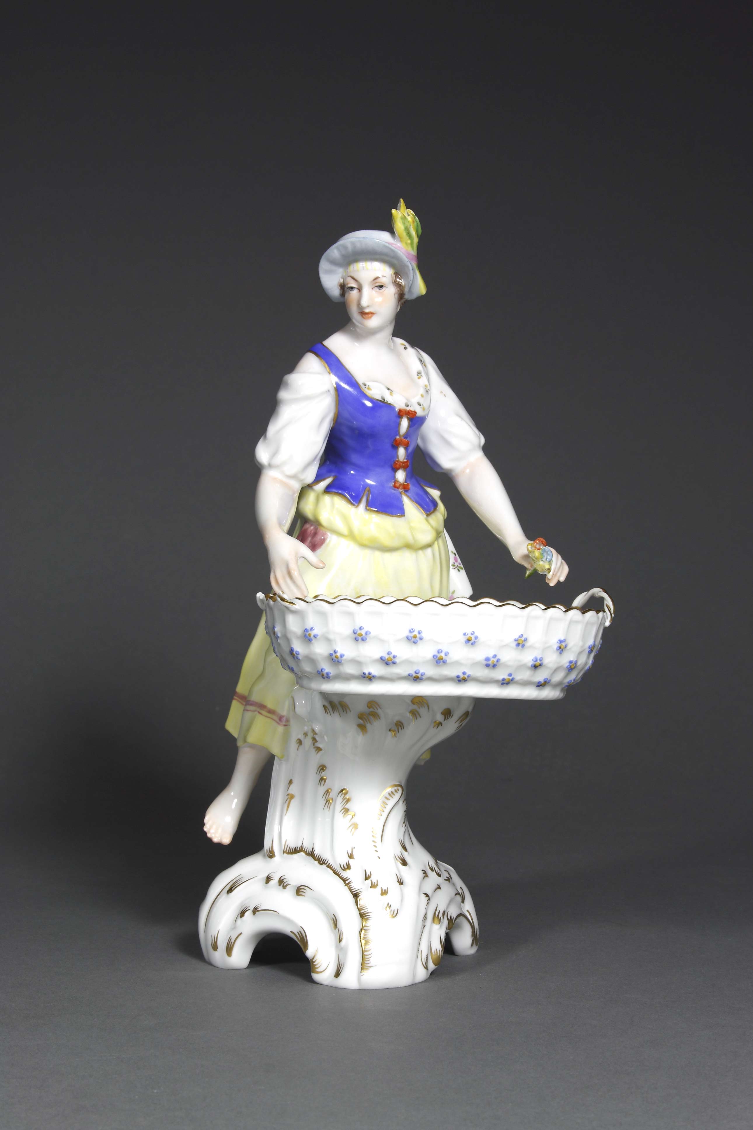 Auktionshaus Quentin Berlin  Porzellan / Fayence Figur  KPM Berlin  1870 – 1945 Figürliche Saliere  Frühling  aus einer Serie der vier Jahreszeiten. Entwurf Friedrich Elias Meyer (1723 - 1785). B