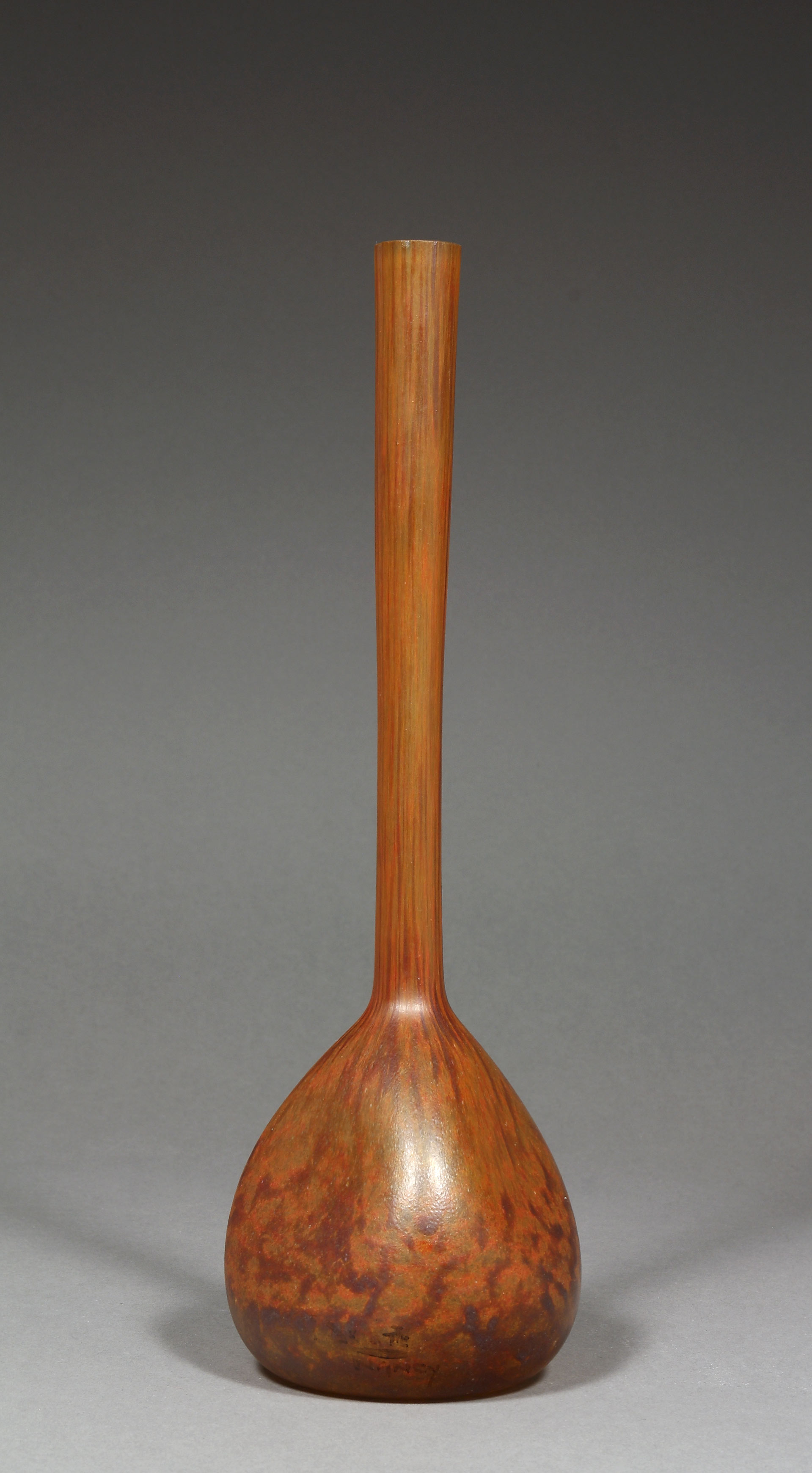 Auktionshaus Quentin Berlin  Silber Vase  André Delatte  Nancy  Frankreich  1910 - 1915 Berluze. Bauchige Form mit leicht eingedrückter Wandung und sehr langem Hals. Farbloses Glas mit