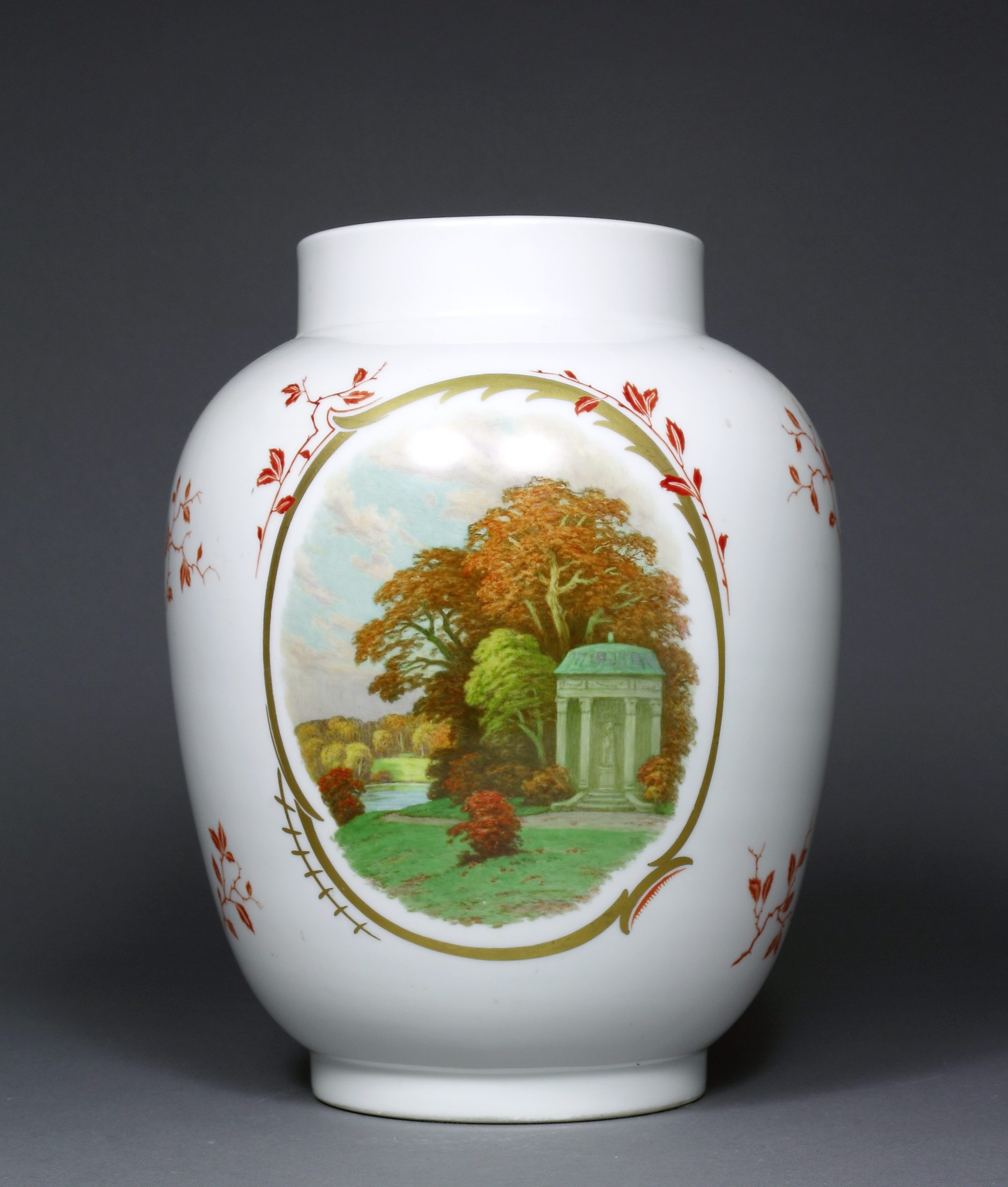 Auktionshaus Quentin Berlin  Skulptur Vase  KPM Berlin  um 1920 Baluster - Schultervase mit kurzem Hals. Schauseite mit groÃem Medaillon  bunt gemalt mit Tempelmotiv im Herbst. Wohl in 