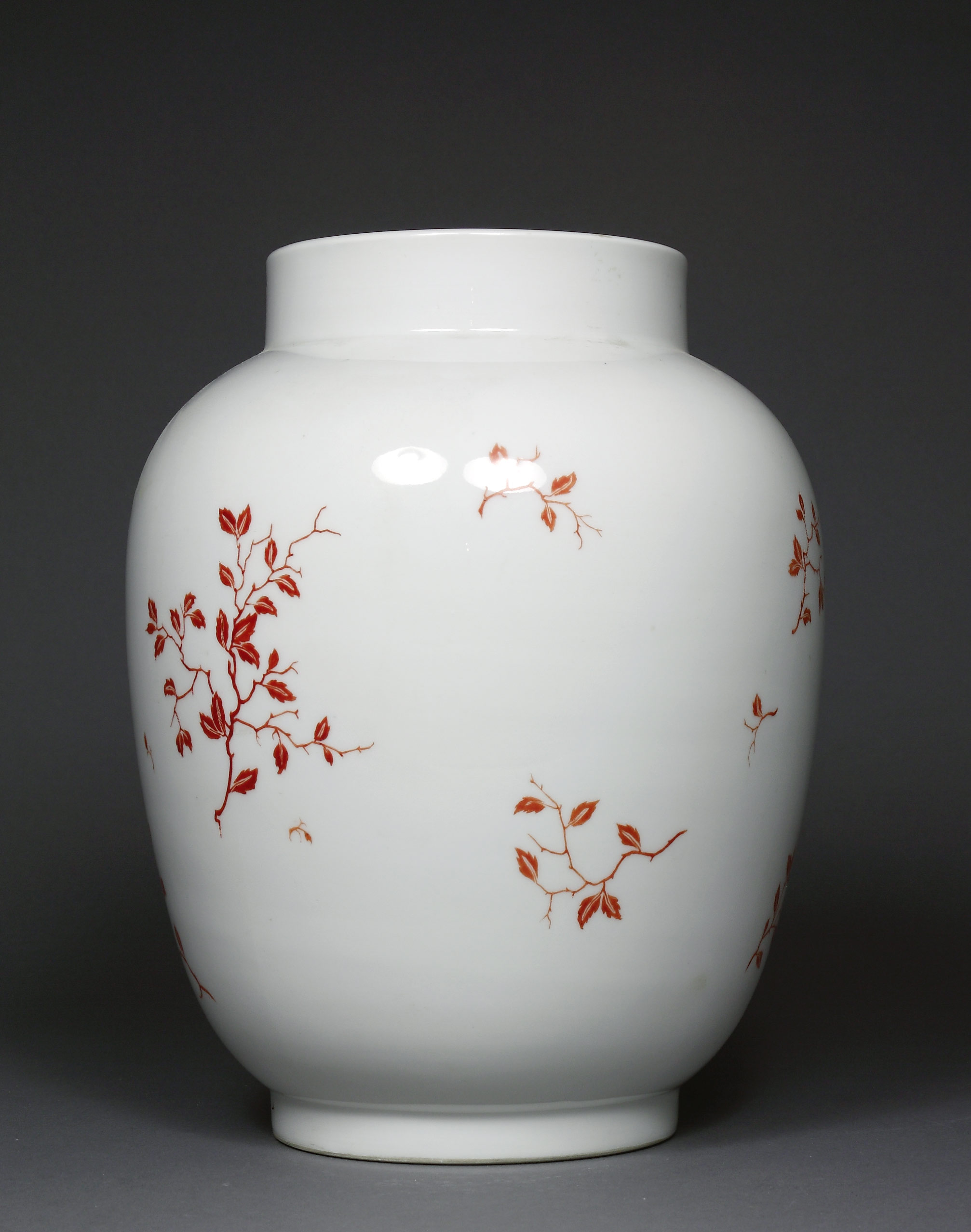 Auktionshaus Quentin Berlin  Porzellan / Fayence Vase  KPM Berlin  um 1920 Baluster - Schultervase mit kurzem Hals. Schauseite mit großem Medaillon  bunt gemalt mit Tempelmotiv im Herbst. Wohl in An