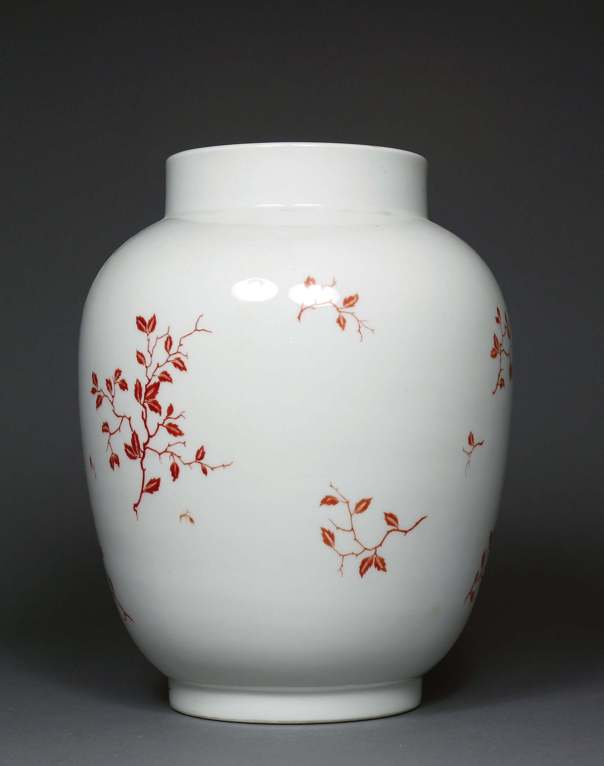 Auktionshaus Quentin Berlin  Porzellan / Fayence Vase  KPM Berlin  um 1920 Baluster - Schultervase mit kurzem Hals. Schauseite mit groÃem Medaillon  bunt gemalt mit Tempelmotiv im Herbst. Wohl in 