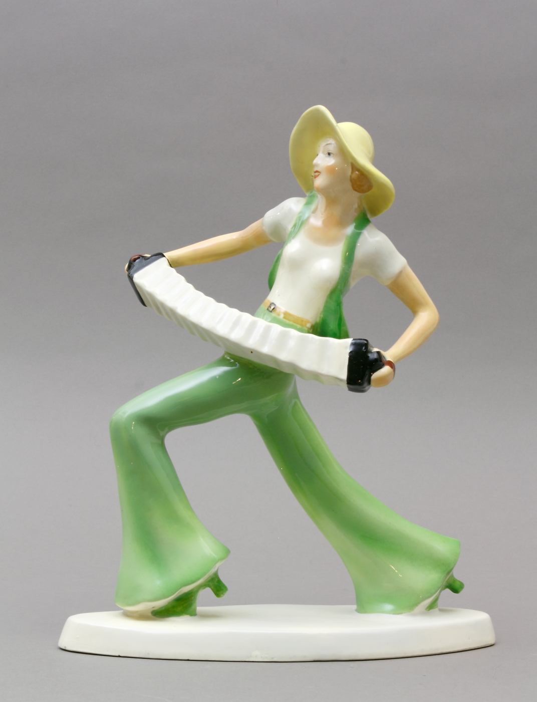 Auktionshaus Quentin Berlin Figur  Keramik  1. H. 20. Jh.  Frau mit Ziehharmonika