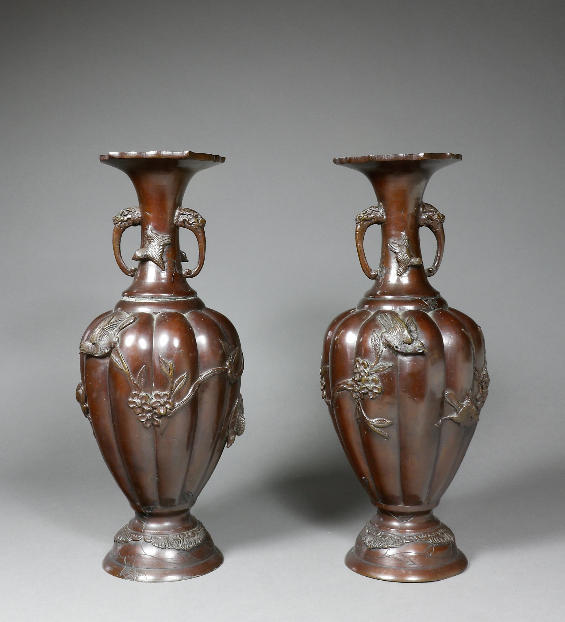 Auktionshaus Quentin Berlin Japan  Vasen  Bronze  Meiji  ein Paar Balusterform mit godronierter Wandung und erhabenem Reliefdekor von VÃ¶geln und Blumen. Am eingezogenen Hals z