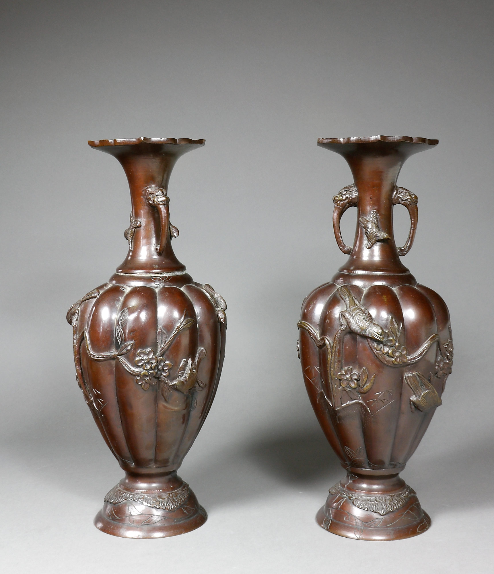 Auktionshaus Quentin Berlin  Asiatika Japan  Vasen  Bronze  Meiji  ein Paar Balusterform mit godronierter Wandung und erhabenem Reliefdekor von VÃ¶geln und Blumen. Am eingezogenen Hals z