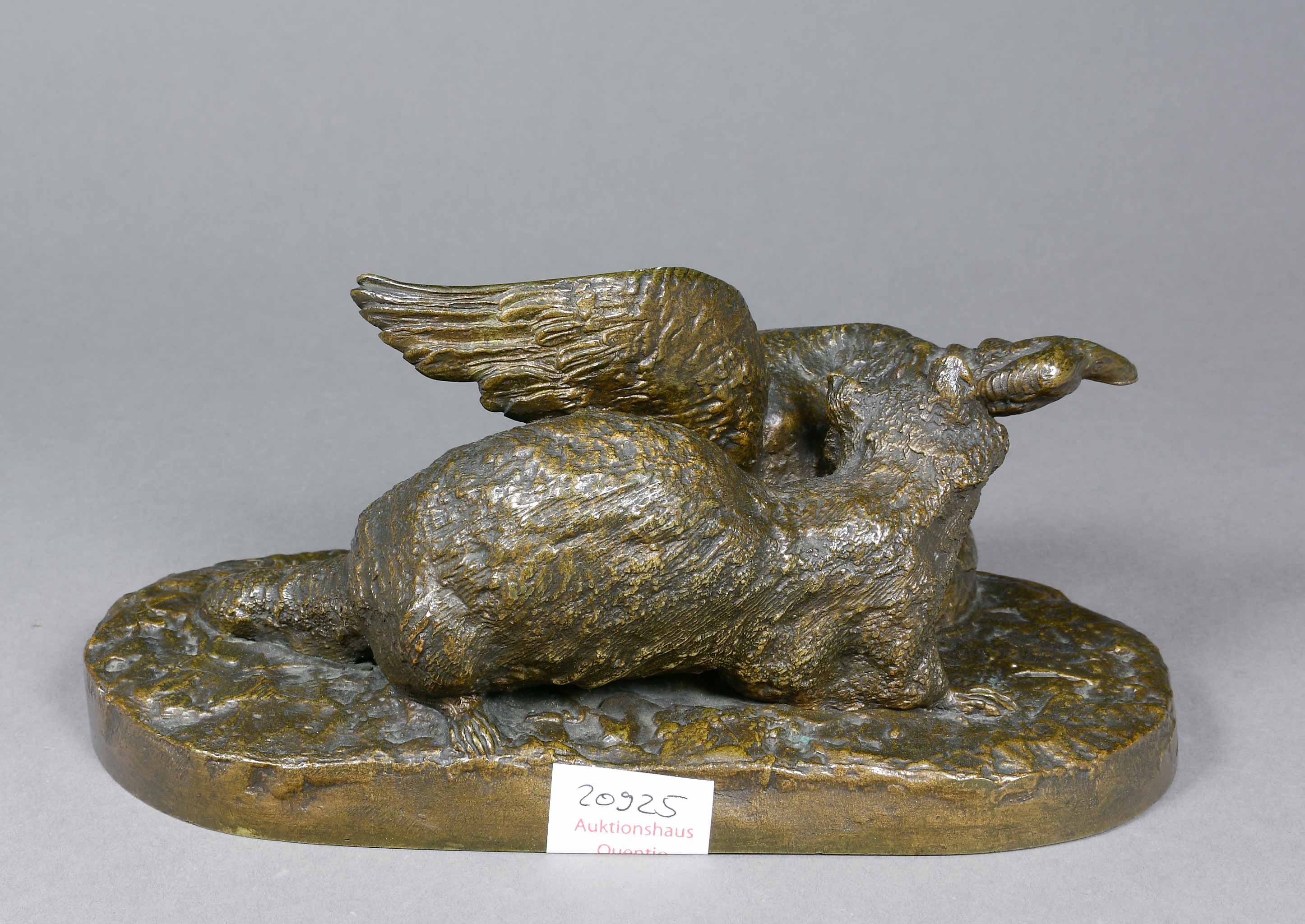 Auktionshaus Quentin Berlin MÃ¨ne  Pierre Jules (1810 Paris - 1879 ebd.) Raton laveur et canard (WaschbÃ¤r und Ente). Bronzefigurengruppe auf naturalistisch gestalteter Plint