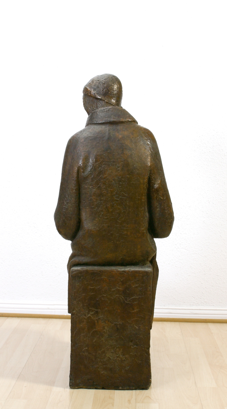 Auktionshaus Quentin Berlin  Skulptur Karsch  Joachim  Wartende (Sitzende im Mantel). 1932