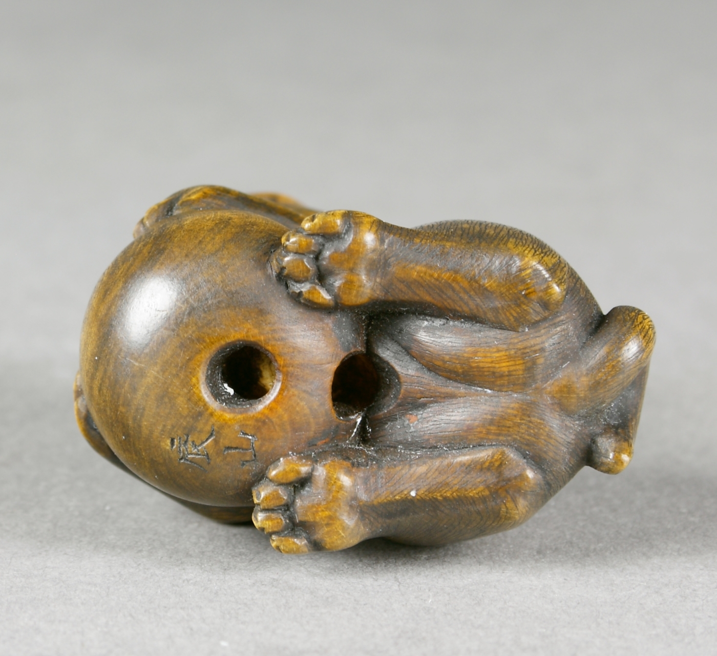 Auktionshaus Quentin Berlin  Kunstgewerbe Japan  Netsuke  Buchsbaum  20. Jh.  Sitzender Hund