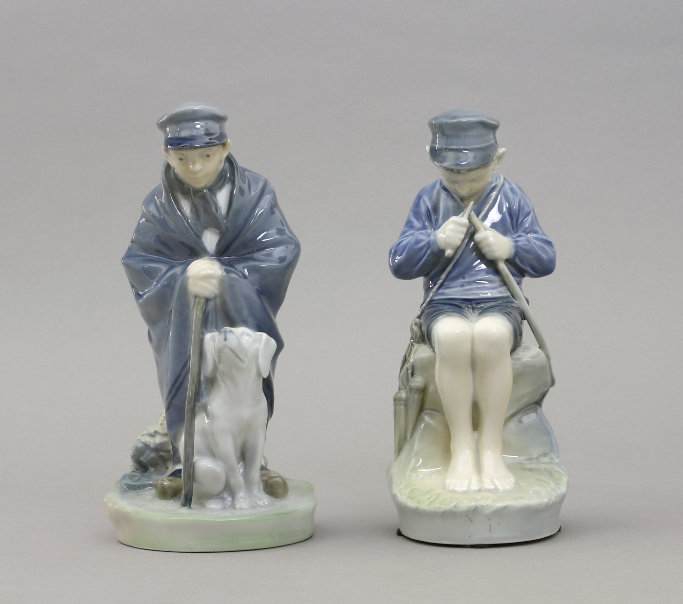 Auktionshaus Quentin Berlin  Porzellan / Fayence Figuren  Royal Copenhagen  Dänemark  1973  zwei Stück  Hirte mit Hund; Hirtenjunge  einen Stock schnitzend