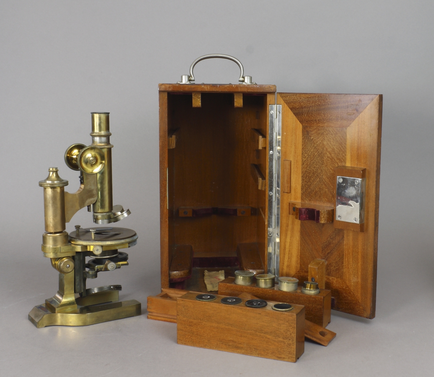 Auktionshaus Quentin Berlin  Asiatika Mikroskop  Ernst Leitz  Wetzlar Vertr. Frz. Bergmann Berlin.
