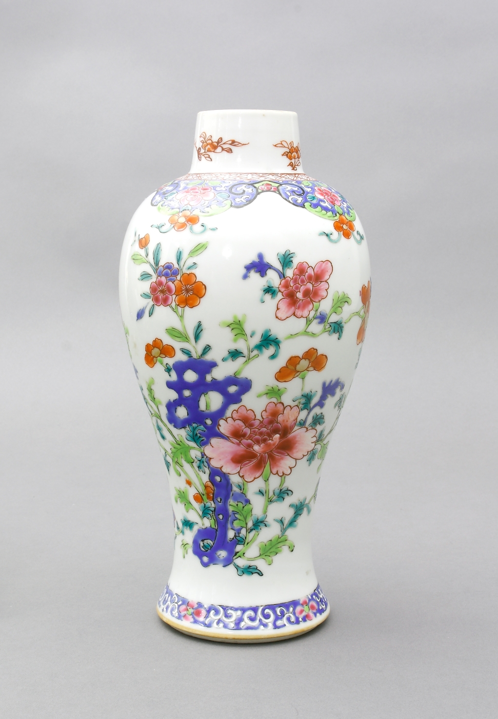 Auktionshaus Quentin Berlin  Asiatika China  Vase  Porzellan  Balusterform mit schmaler Schulter