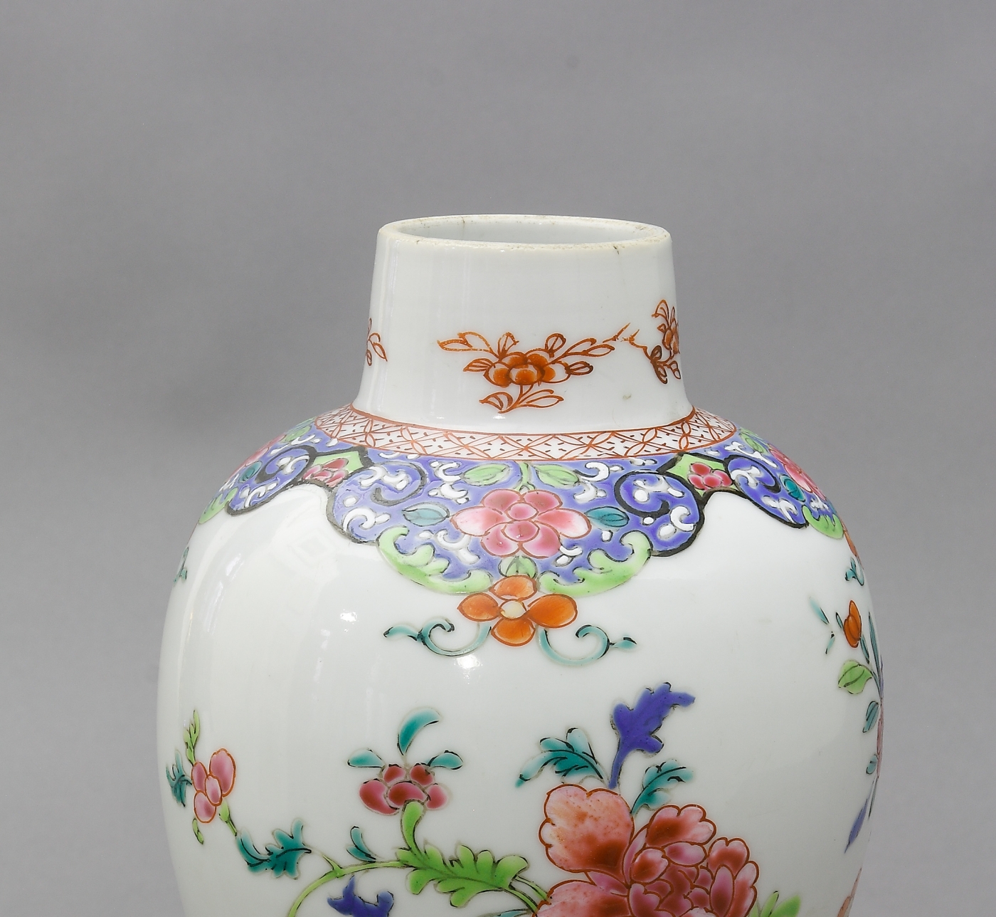 Auktionshaus Quentin Berlin  Möbel / Einrichtungsgegenstände China  Vase  Porzellan  Balusterform mit schmaler Schulter
