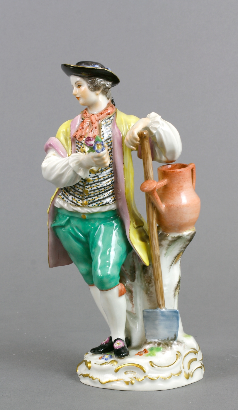 Auktionshaus Quentin Berlin  Porzellan / Fayence Figur  Meissen  Anfang 20. Jh.  Gärtner mit Gieskanne und Spaten
