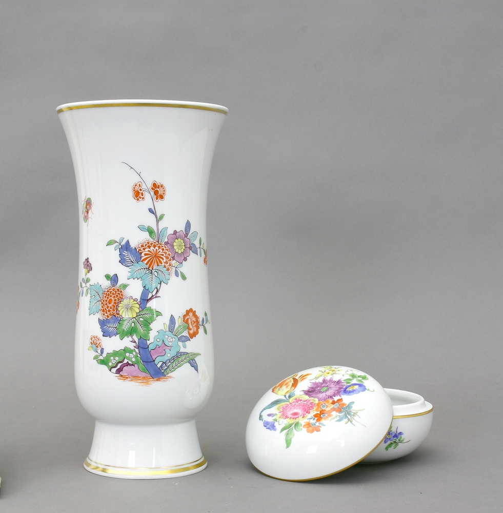 Auktionshaus Quentin Berlin  Porzellan / Fayence Vase und runde Dose  Meissen  20. Jh.