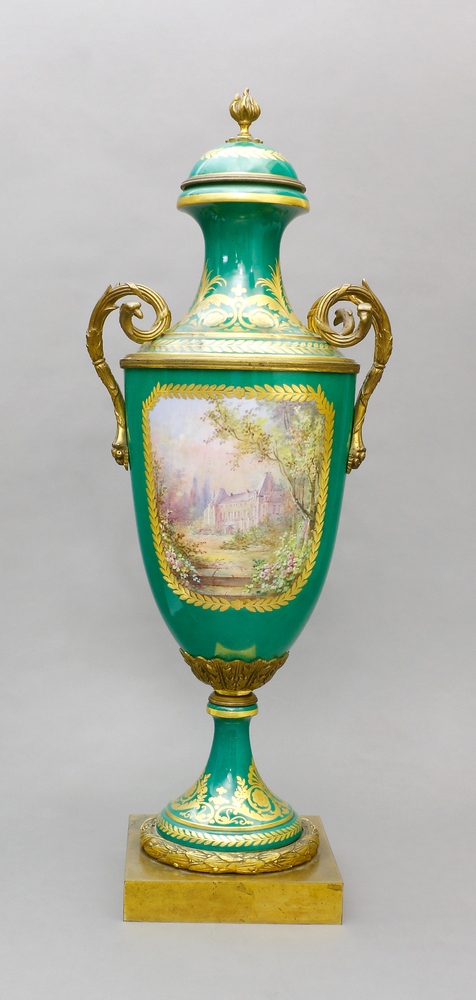 Auktionshaus Quentin Berlin  Porzellan / Fayence Vase  Prunkvase mit Deckel  SÃ¨vres  Frankreich  nach 1807
