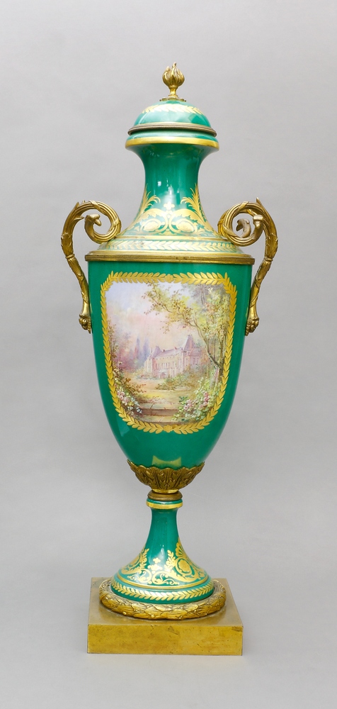Auktionshaus Quentin Berlin  Porzellan / Fayence Vase  Prunkvase mit Deckel  Sèvres  Frankreich  nach 1807