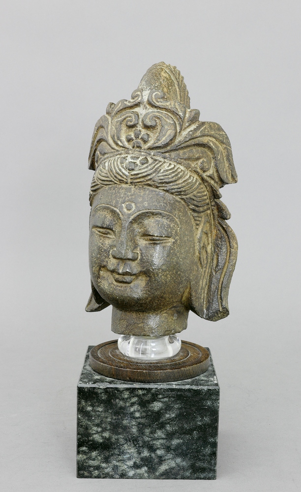 Auktionshaus Quentin Berlin  Asiatika China  graubrauner Sandstein  spÃ¤te Qing Dynastie  Kopf einer GÃ¶ttin  Guanyin