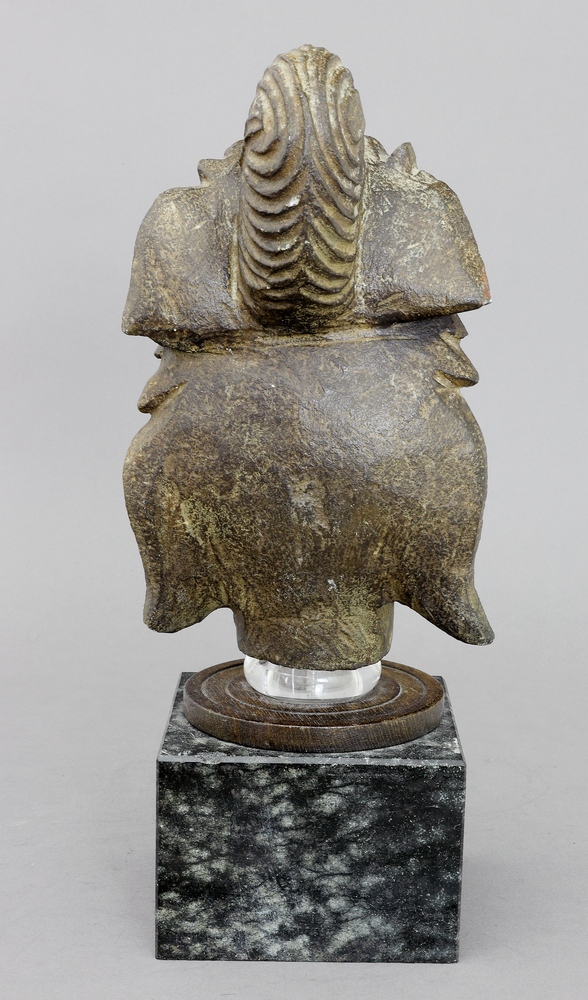 Auktionshaus Quentin Berlin  Asiatika China  graubrauner Sandstein  spÃ¤te Qing Dynastie  Kopf einer GÃ¶ttin  Guanyin