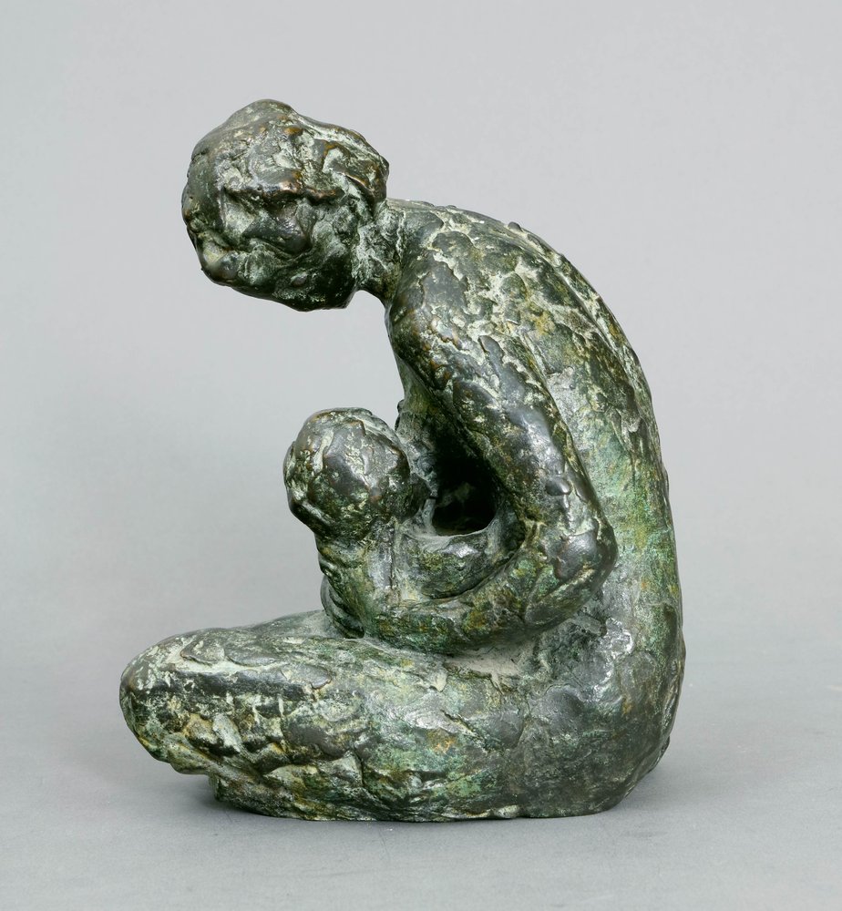 Auktionshaus Quentin Berlin  Skulptur Moroder Doss  Filip  Junge Mutter ihr Kind stillend