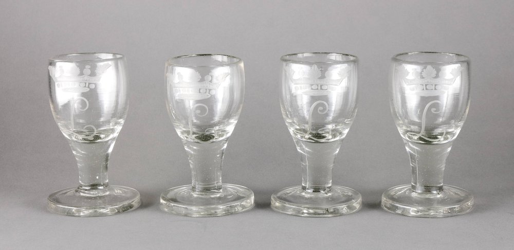 Auktionshaus Quentin Berlin  Glas Kelche mit bekröntem L  deutsch  Ende 18./Anfang 19. Jh.  4 Stück