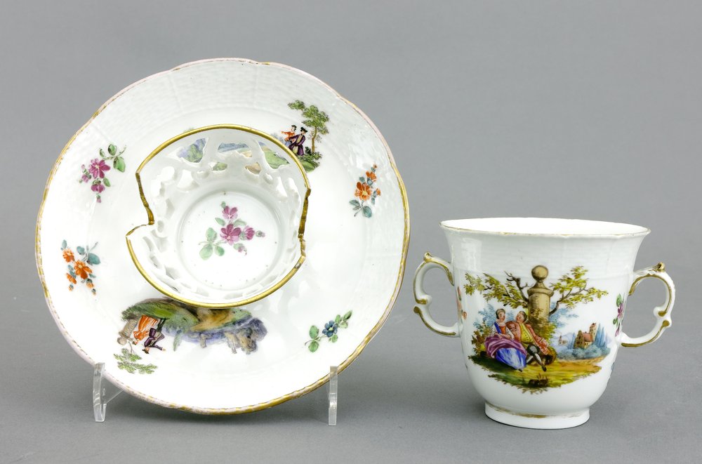 Auktionshaus Quentin Berlin  Porzellan / Fayence Tasse mit Untertasse  sogn. Trembleuse  KPM Berlin  1820 - 1830
