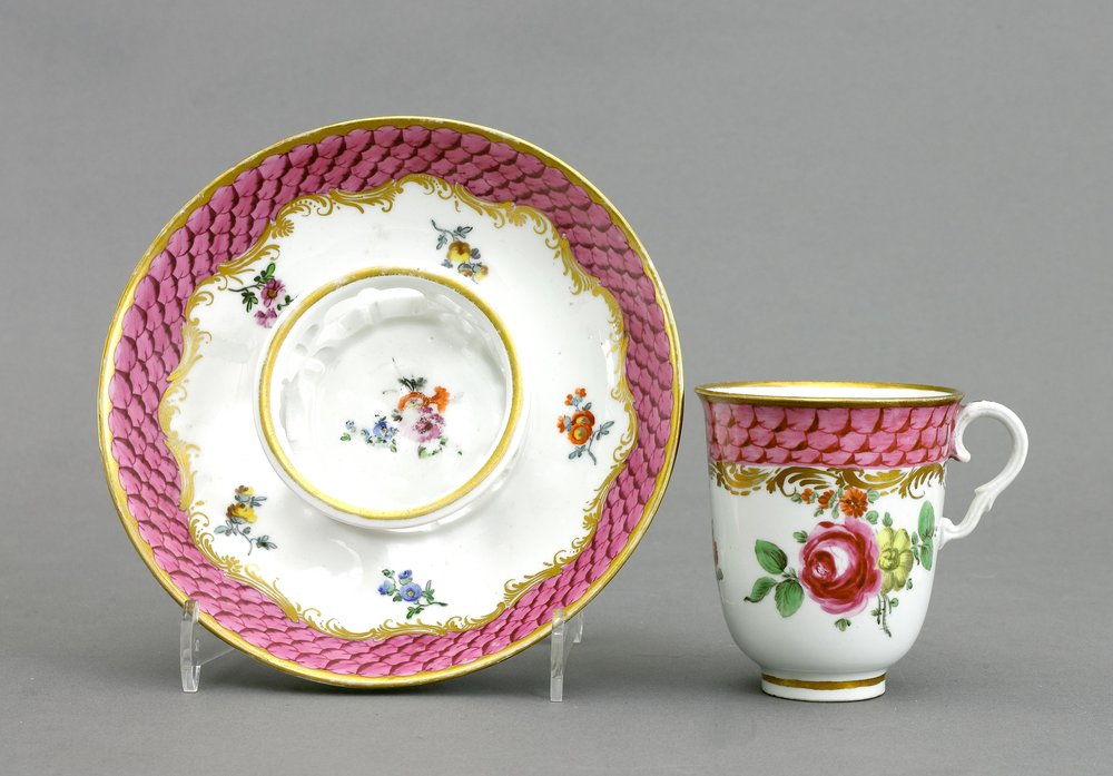 Auktionshaus Quentin Berlin  Porzellan / Fayence Tasse mit Untertasse  sogn. Trembleuse  um 1800  w. Wien