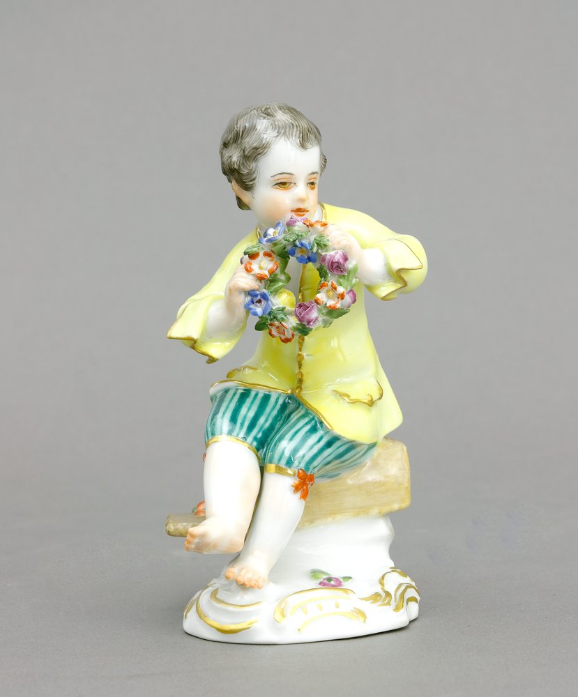 Auktionshaus Quentin Berlin  Porzellan / Fayence Figur  Meissen  2. H. 20. Jh.  Gärtnerkind mit Blumenkranz. Entwurf J. J. Kändler