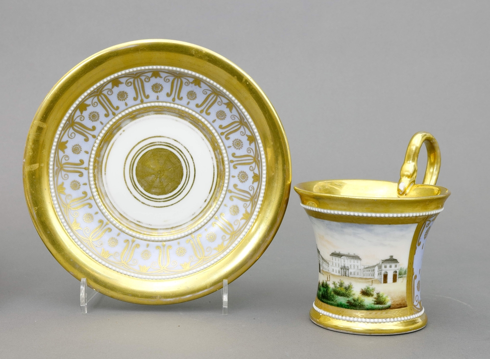 Auktionshaus Quentin Berlin  Porzellan / Fayence Tasse mit Untertasse  KPM Berlin  um 1830  1 x rest.