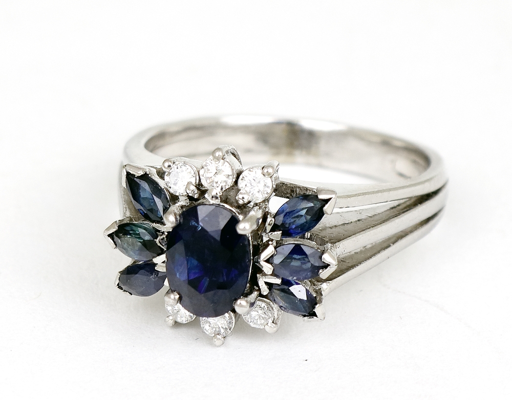 Auktionshaus Quentin Berlin  Schmuck Ring  750er WG. mit Saphir im Ovalschliff  begleitet von sechs